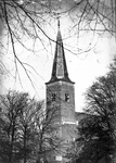 824068 Gezicht op de toren van de Geertekerk (Geertekerkhof) te Utrecht.